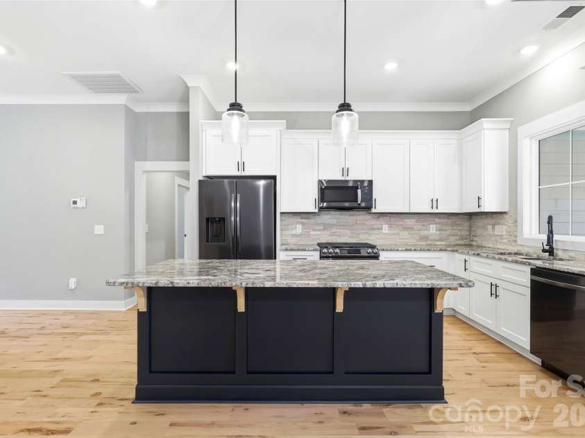 1860 Twin Lakes Road, Rock Hill, SC 29732.  MLS# CAR4375915, YatesRealty ID 17511. Kitchen Island