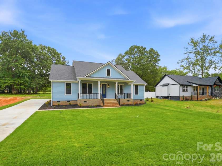 1860 Twin Lakes Road, Rock Hill, SC 29732.  MLS# CAR4375915, YatesRealty ID 17511. Large front yard