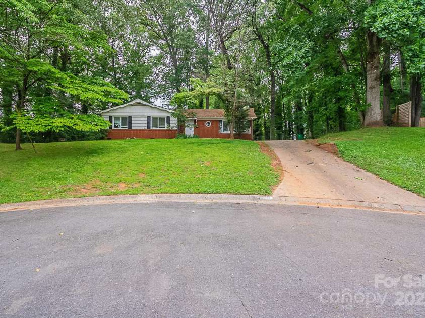 1401 Hillwood Court, Charlotte, NC 28210.  MLS# CAR4265388, YatesRealty ID 17512. 