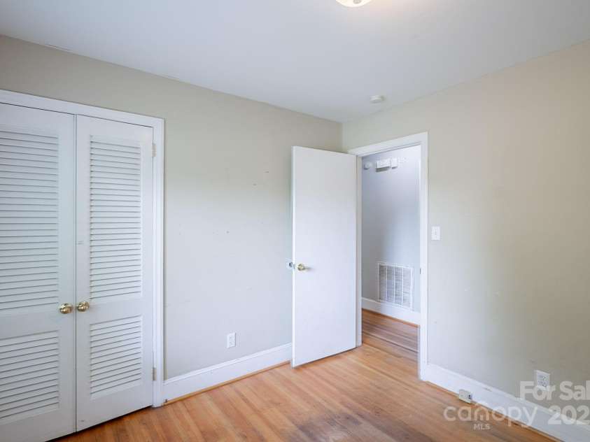 1401 Hillwood Court, Charlotte, NC 28210.  MLS# CAR4265388, YatesRealty ID 17512. 