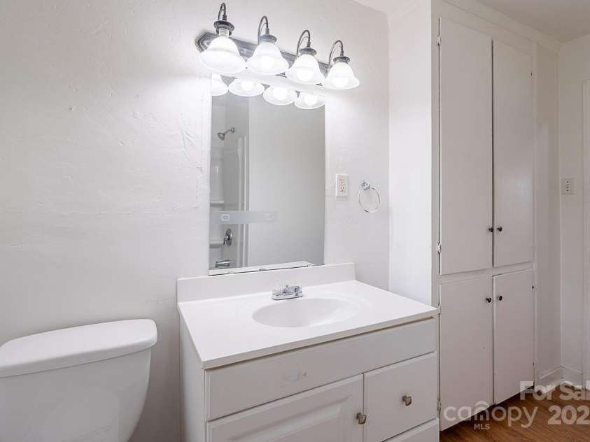 1401 Hillwood Court, Charlotte, NC 28210.  MLS# CAR4265388, YatesRealty ID 17512. 