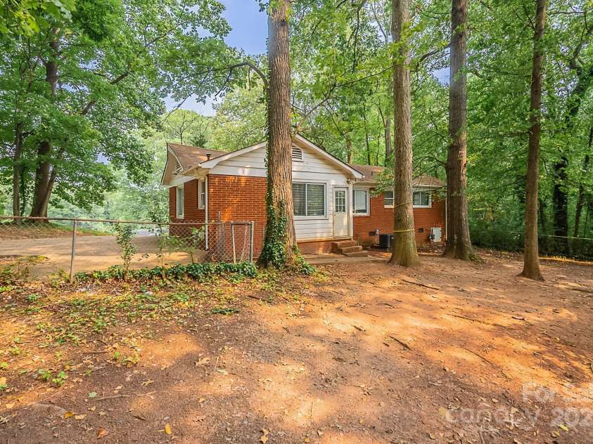 1401 Hillwood Court, Charlotte, NC 28210.  MLS# CAR4265388, YatesRealty ID 17512. 