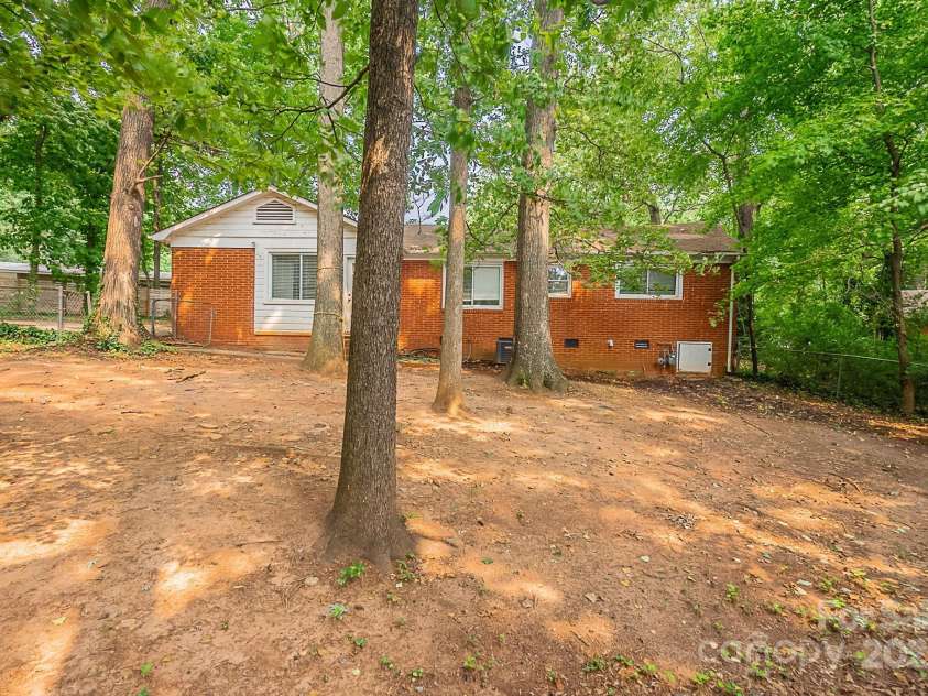 1401 Hillwood Court, Charlotte, NC 28210.  MLS# CAR4265388, YatesRealty ID 17512. 