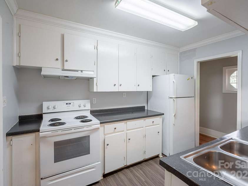 1401 Hillwood Court, Charlotte, NC 28210.  MLS# CAR4265388, YatesRealty ID 17512. 