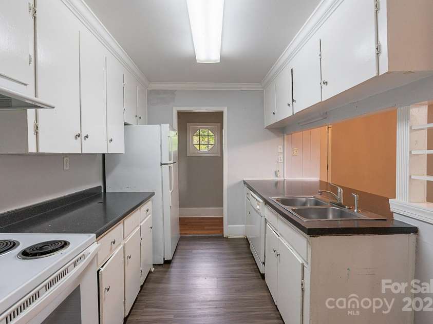 1401 Hillwood Court, Charlotte, NC 28210.  MLS# CAR4265388, YatesRealty ID 17512. 