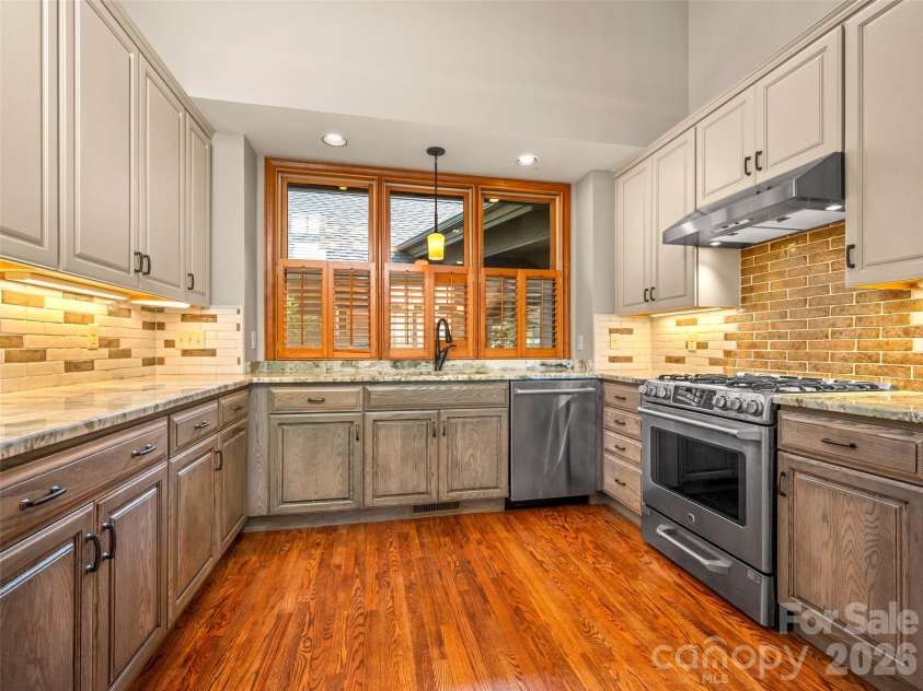 4 Wild Ivy Run, Hendersonville, NC 28739.  MLS# CAR4363096, YatesRealty ID 17512. 
