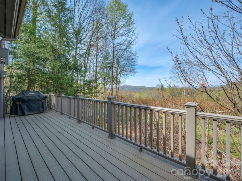 4 Wild Ivy Run, Hendersonville, NC 28739.  MLS# CAR4363096, YatesRealty ID 17512. 