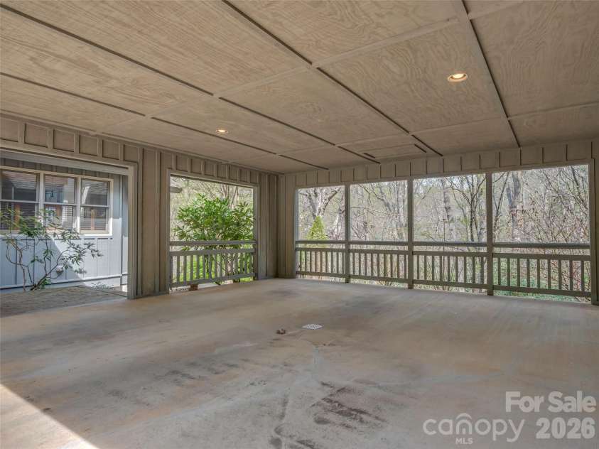 4 Wild Ivy Run, Hendersonville, NC 28739.  MLS# CAR4363096, YatesRealty ID 17512. 
