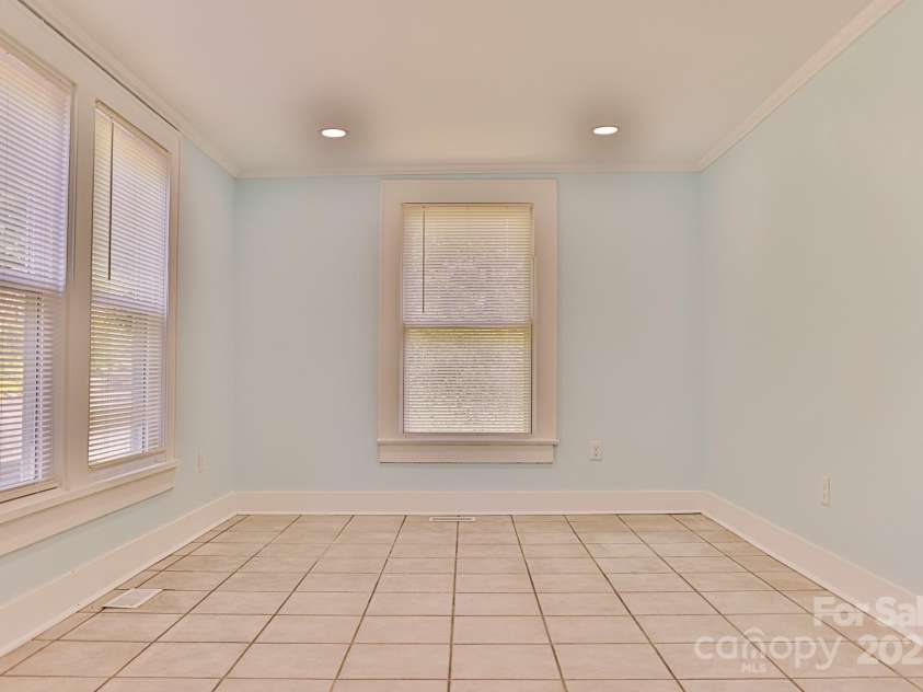 102 Lake Drive, Hickory, NC 28601.  MLS# CAR4261026, YatesRealty ID 17514. 
