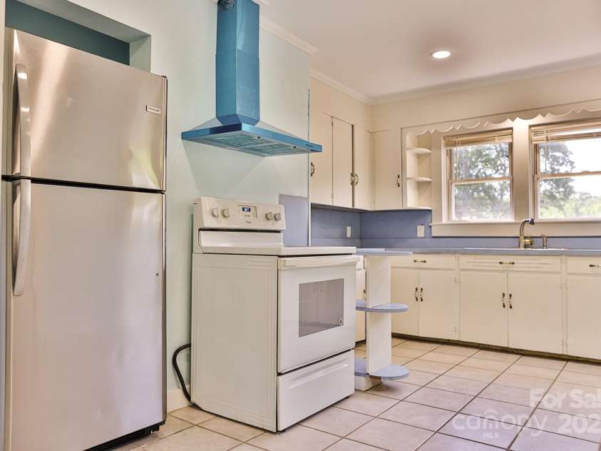 102 Lake Drive, Hickory, NC 28601.  MLS# CAR4261026, YatesRealty ID 17514. 