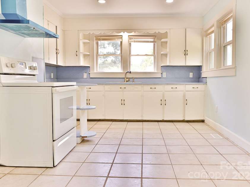 102 Lake Drive, Hickory, NC 28601.  MLS# CAR4261026, YatesRealty ID 17514. 