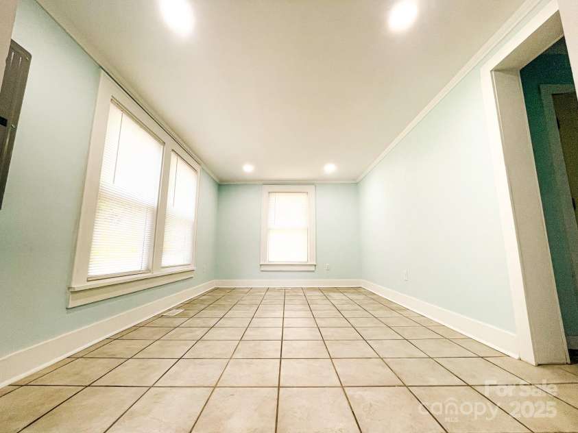 102 Lake Drive, Hickory, NC 28601.  MLS# CAR4261026, YatesRealty ID 17514. 