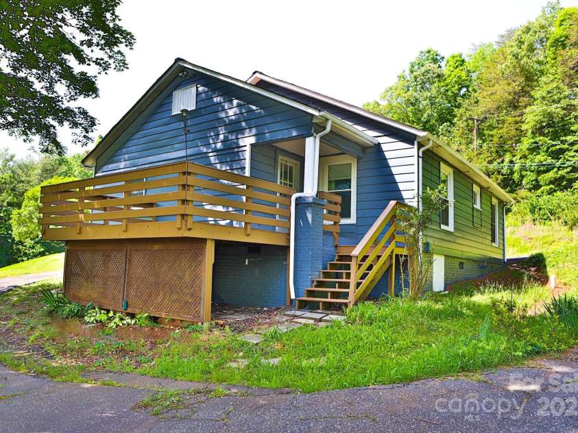 102 Lake Drive, Hickory, NC 28601.  MLS# CAR4261026, YatesRealty ID 17514. 