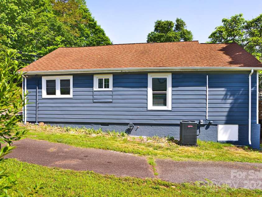 102 Lake Drive, Hickory, NC 28601.  MLS# CAR4261026, YatesRealty ID 17514. 