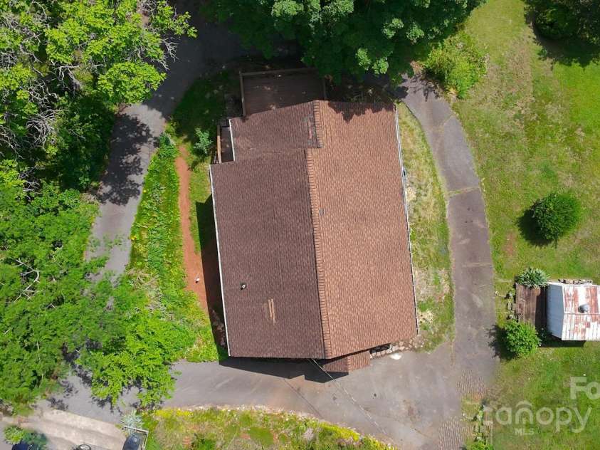 102 Lake Drive, Hickory, NC 28601.  MLS# CAR4261026, YatesRealty ID 17514. 