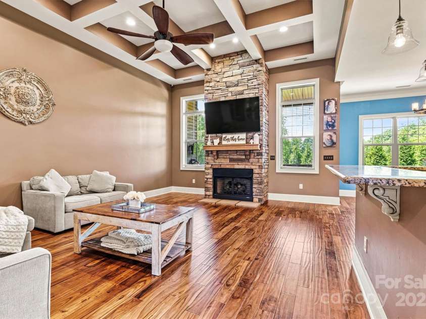 5163 Meadow Park Lane, Hickory, NC 28602.  MLS# CAR4260618, YatesRealty ID 17515. 