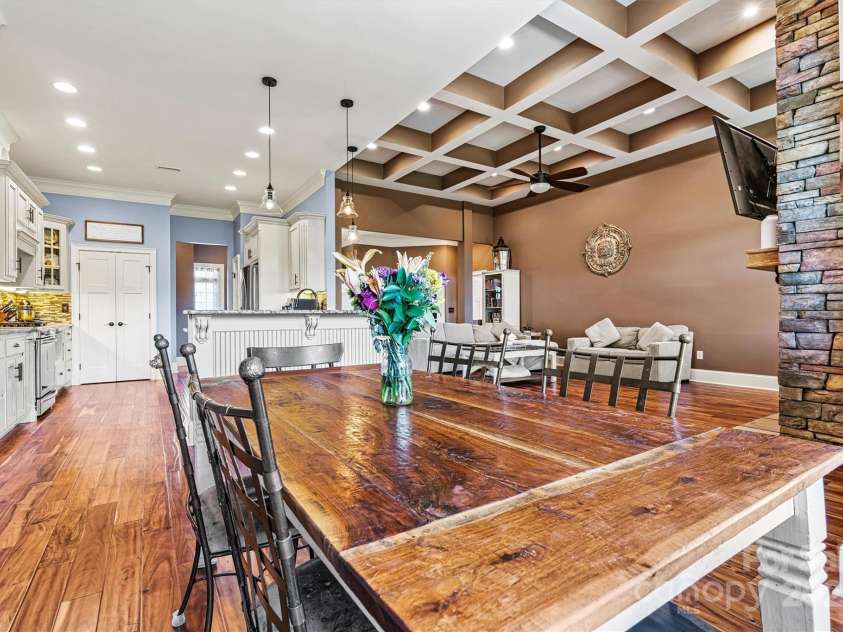 5163 Meadow Park Lane, Hickory, NC 28602.  MLS# CAR4260618, YatesRealty ID 17515. 