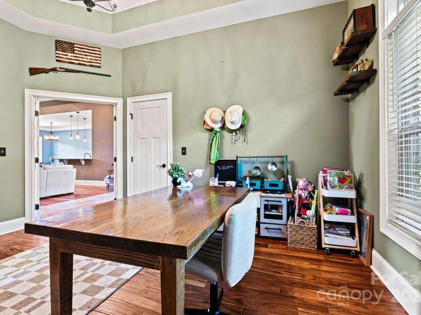 5163 Meadow Park Lane, Hickory, NC 28602.  MLS# CAR4260618, YatesRealty ID 17515. 