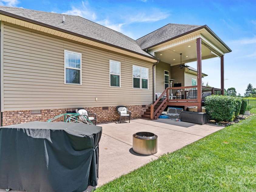 5163 Meadow Park Lane, Hickory, NC 28602.  MLS# CAR4260618, YatesRealty ID 17515. 