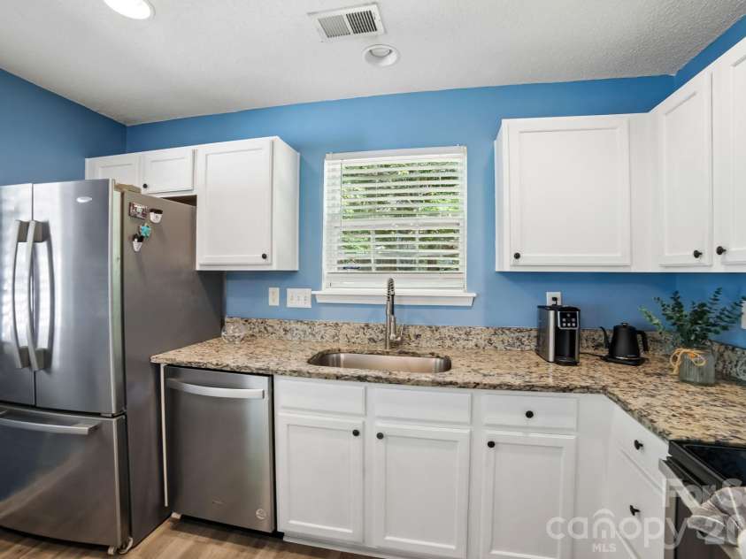 5427 Kimmerly Woods Drive, Charlotte, NC 28215.  MLS# CAR4376319, YatesRealty ID 17515. 