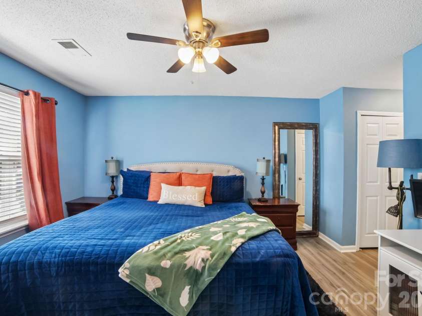 5427 Kimmerly Woods Drive, Charlotte, NC 28215.  MLS# CAR4376319, YatesRealty ID 17515. 