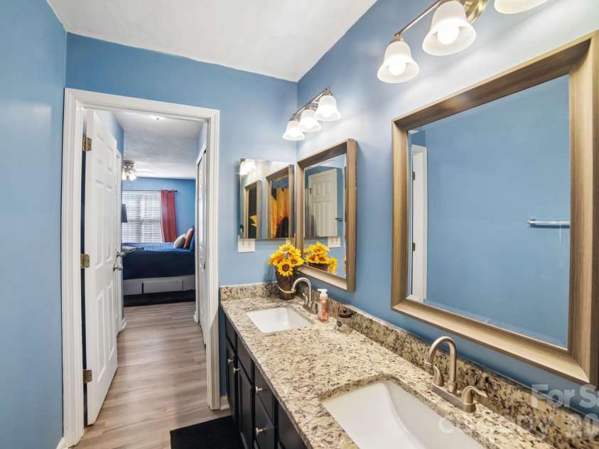 5427 Kimmerly Woods Drive, Charlotte, NC 28215.  MLS# CAR4376319, YatesRealty ID 17515. 