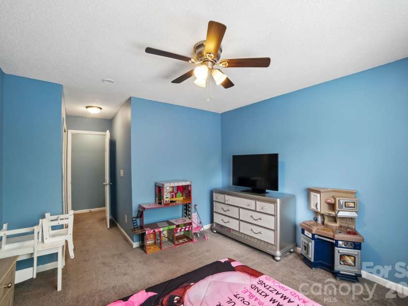 5427 Kimmerly Woods Drive, Charlotte, NC 28215.  MLS# CAR4376319, YatesRealty ID 17515. 