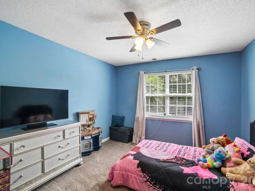 5427 Kimmerly Woods Drive, Charlotte, NC 28215.  MLS# CAR4376319, YatesRealty ID 17515. 