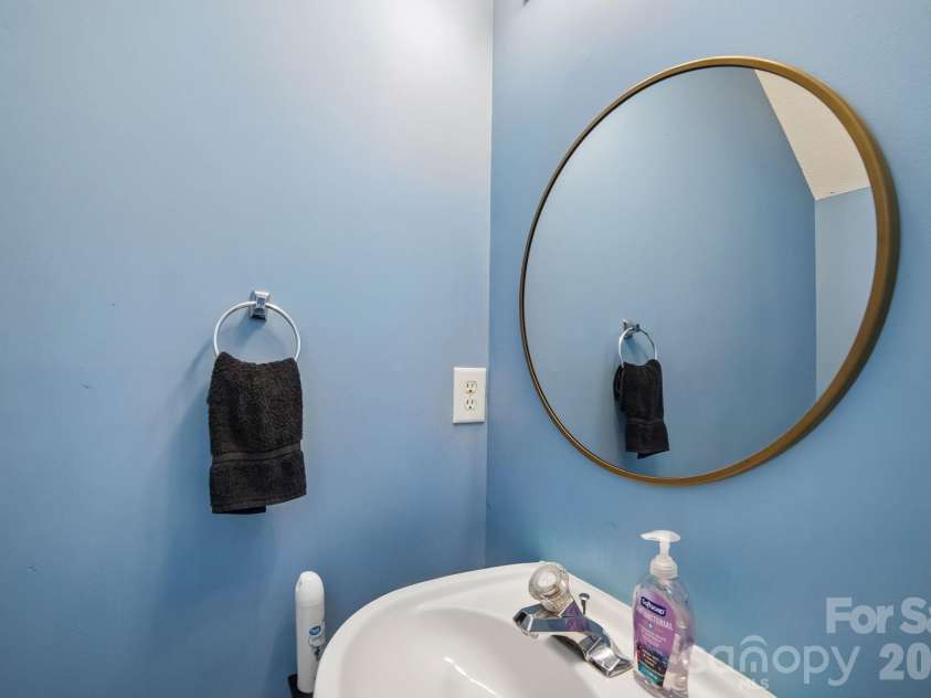 5427 Kimmerly Woods Drive, Charlotte, NC 28215.  MLS# CAR4376319, YatesRealty ID 17515. 