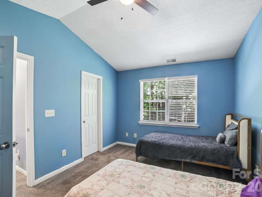 5427 Kimmerly Woods Drive, Charlotte, NC 28215.  MLS# CAR4376319, YatesRealty ID 17515. 