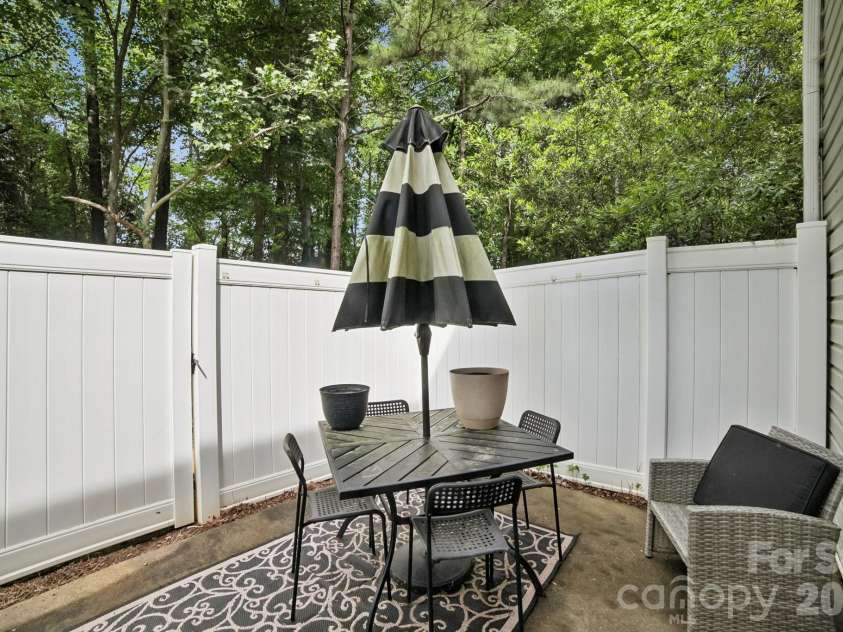 5427 Kimmerly Woods Drive, Charlotte, NC 28215.  MLS# CAR4376319, YatesRealty ID 17515. 