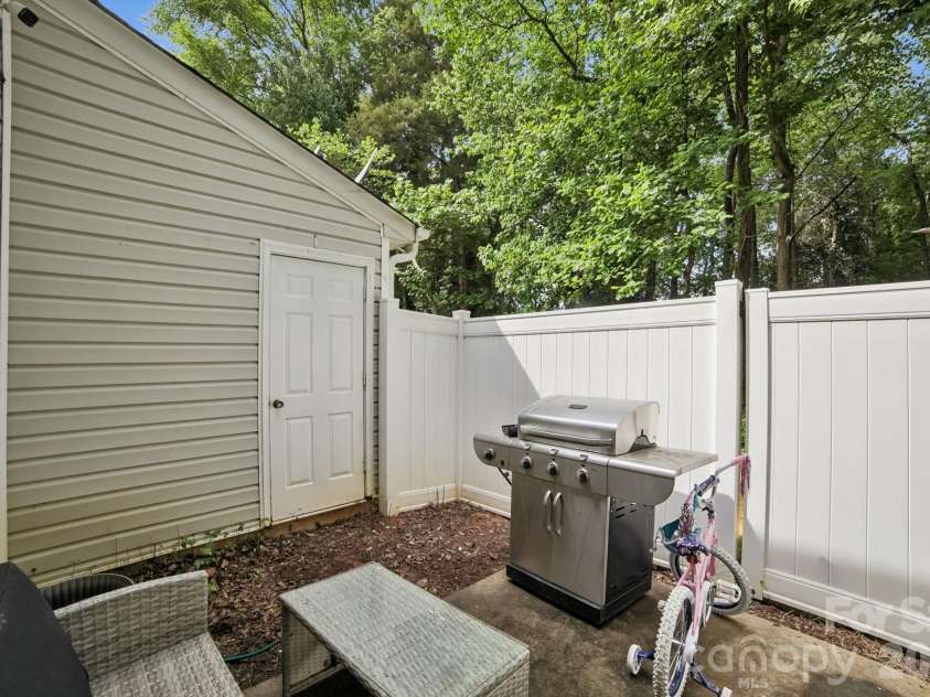 5427 Kimmerly Woods Drive, Charlotte, NC 28215.  MLS# CAR4376319, YatesRealty ID 17515. 