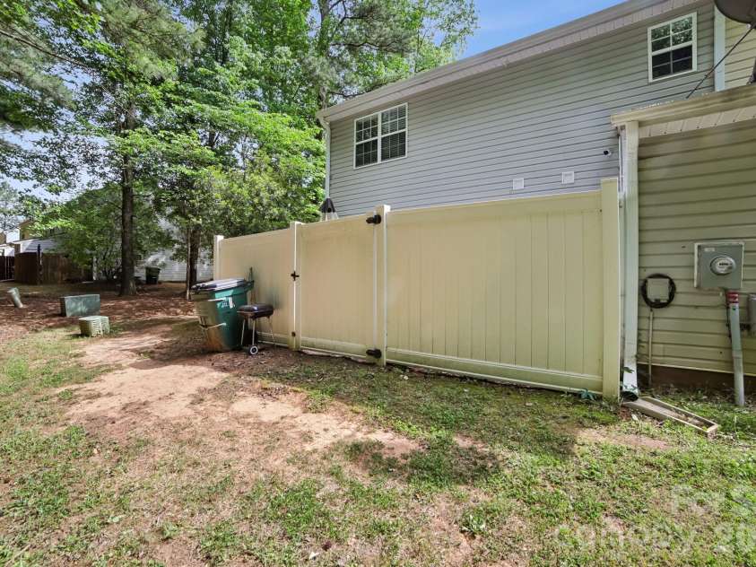 5427 Kimmerly Woods Drive, Charlotte, NC 28215.  MLS# CAR4376319, YatesRealty ID 17515. 
