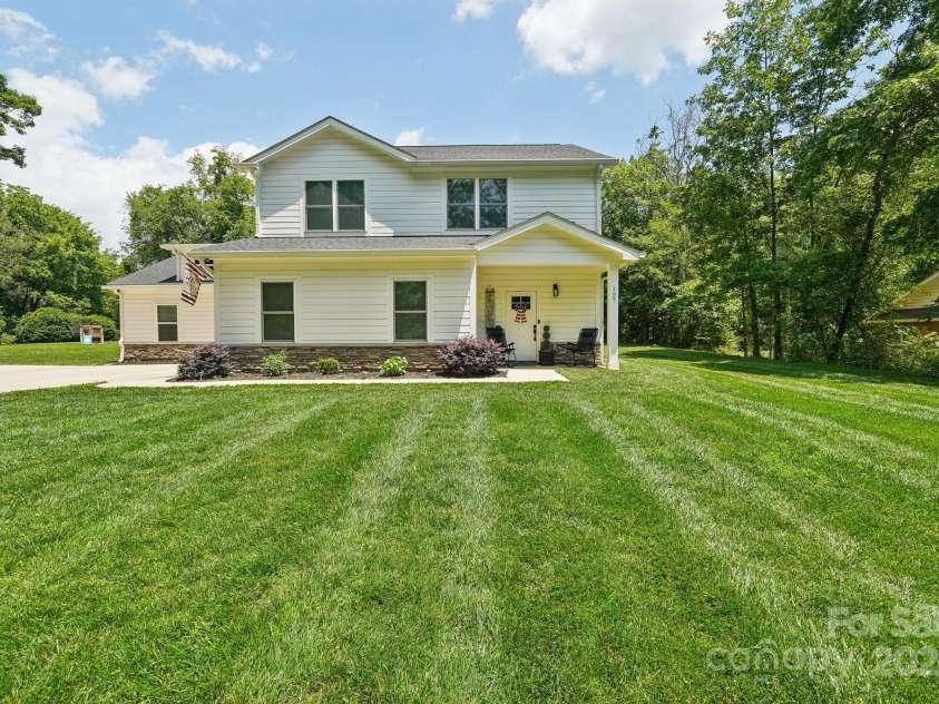 127 Wickersham Drive, Statesville, NC 28625.  MLS# CAR4260008, YatesRealty ID 17520. 