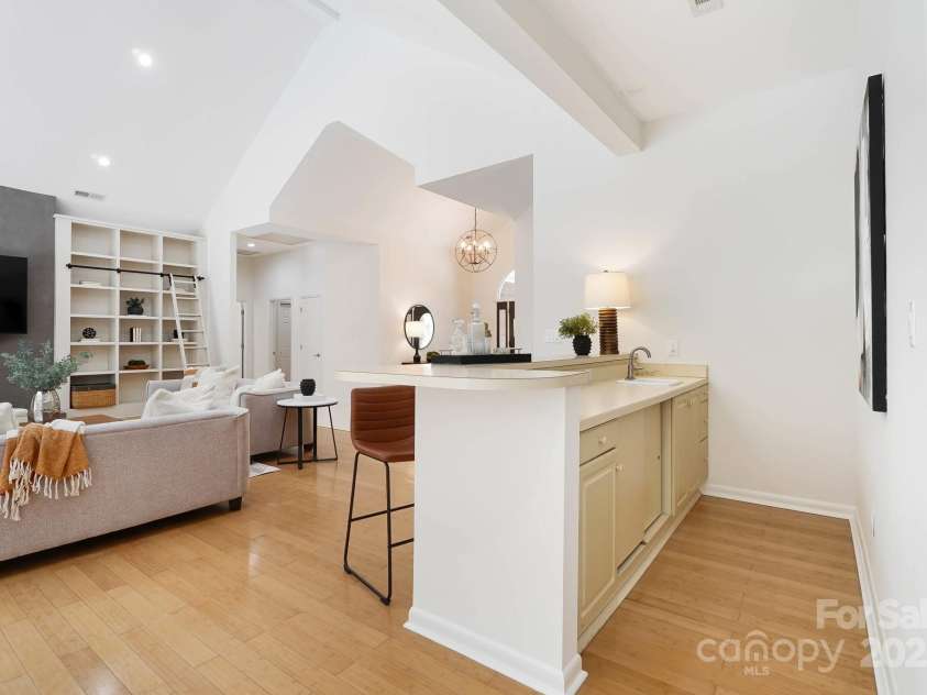1245 Bellemeade Lane, Charlotte, NC 28270.  MLS# CAR4253437, YatesRealty ID 17521. Wet bar in the great room