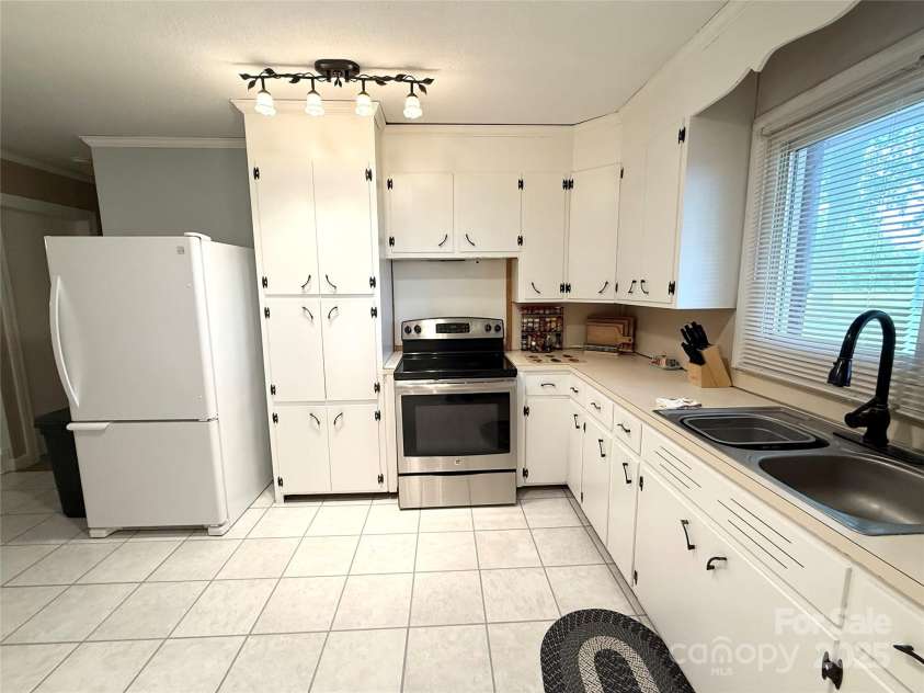 3158 Salisbury Highway, Statesville, NC 28677.  MLS# CAR4266177, YatesRealty ID 17524. 