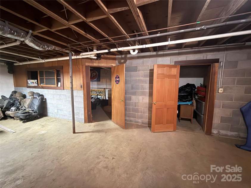 3158 Salisbury Highway, Statesville, NC 28677.  MLS# CAR4266177, YatesRealty ID 17524. Office/storage in basement