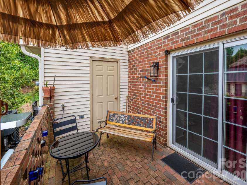 911 21st Avenue, Hickory, NC 28601.  MLS# CAR4374821, YatesRealty ID 17524. 
