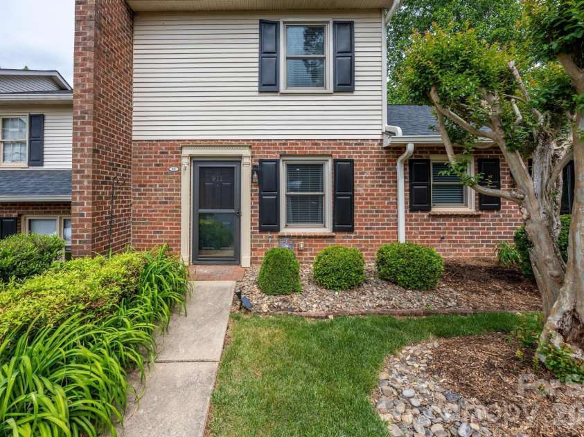 911 21st Avenue, Hickory, NC 28601.  MLS# CAR4374821, YatesRealty ID 17524. 