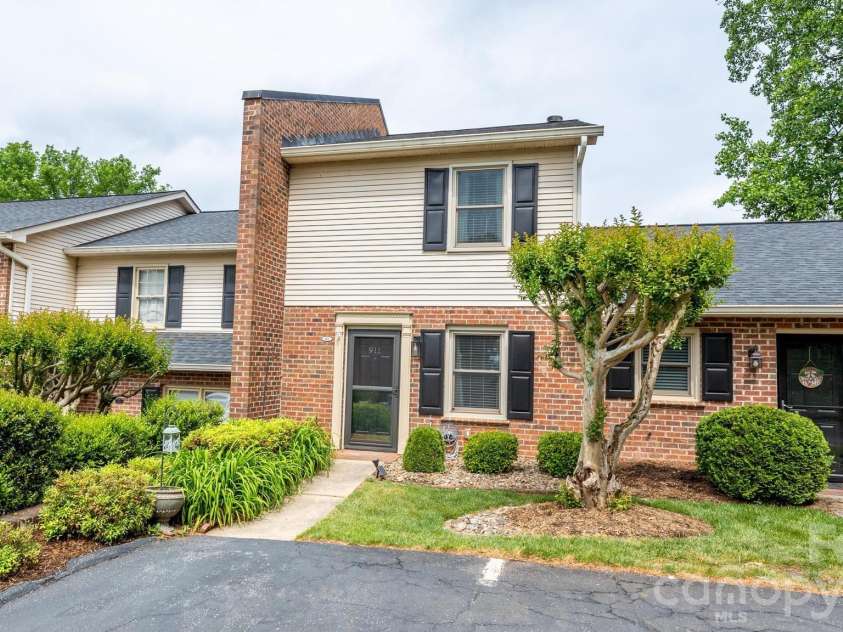 911 21st Avenue, Hickory, NC 28601.  MLS# CAR4374821, YatesRealty ID 17524. 