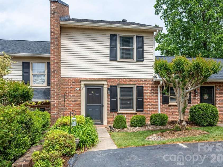 911 21st Avenue, Hickory, NC 28601.  MLS# CAR4374821, YatesRealty ID 17524. 