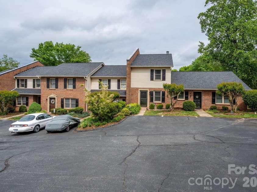 911 21st Avenue, Hickory, NC 28601.  MLS# CAR4374821, YatesRealty ID 17524. 