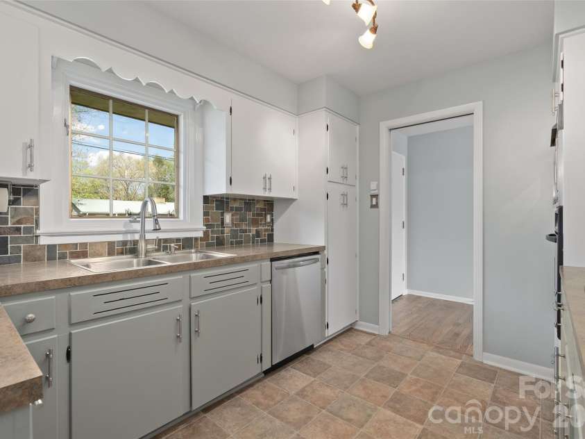 441 Mulberry Street, Clyde, NC 28721.  MLS# CAR4372989, YatesRealty ID 17525. 