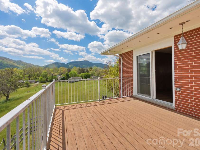 441 Mulberry Street, Clyde, NC 28721.  MLS# CAR4372989, YatesRealty ID 17525. 