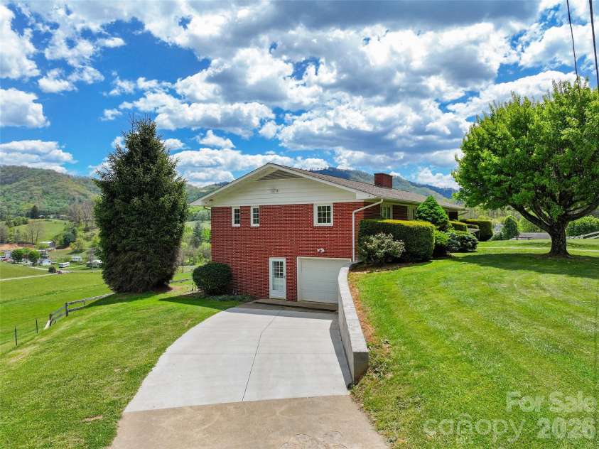 441 Mulberry Street, Clyde, NC 28721.  MLS# CAR4372989, YatesRealty ID 17525. 