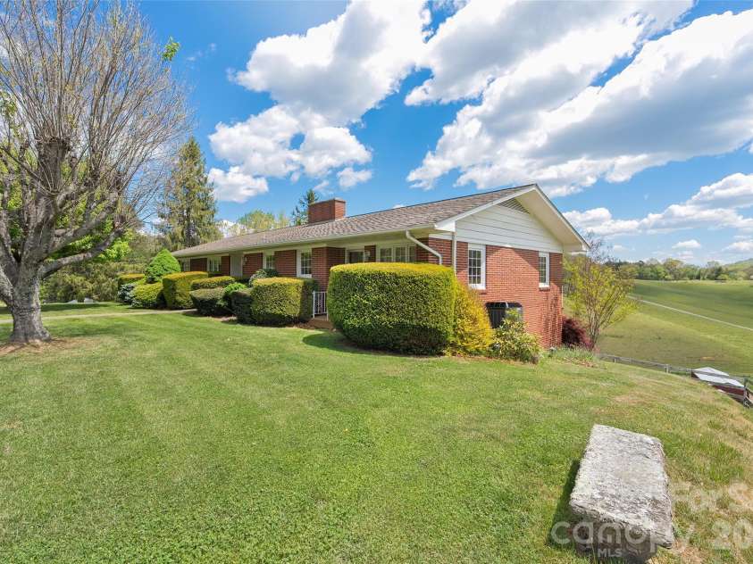 441 Mulberry Street, Clyde, NC 28721.  MLS# CAR4372989, YatesRealty ID 17525. 