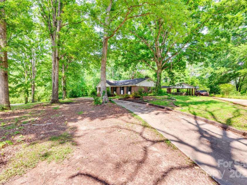 257 Amity Drive, York, SC 29745.  MLS# CAR4265743, YatesRealty ID 17528. Driveway