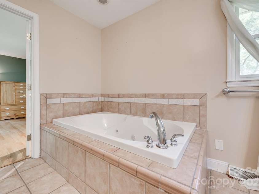257 Amity Drive, York, SC 29745.  MLS# CAR4265743, YatesRealty ID 17528. Garden Tub