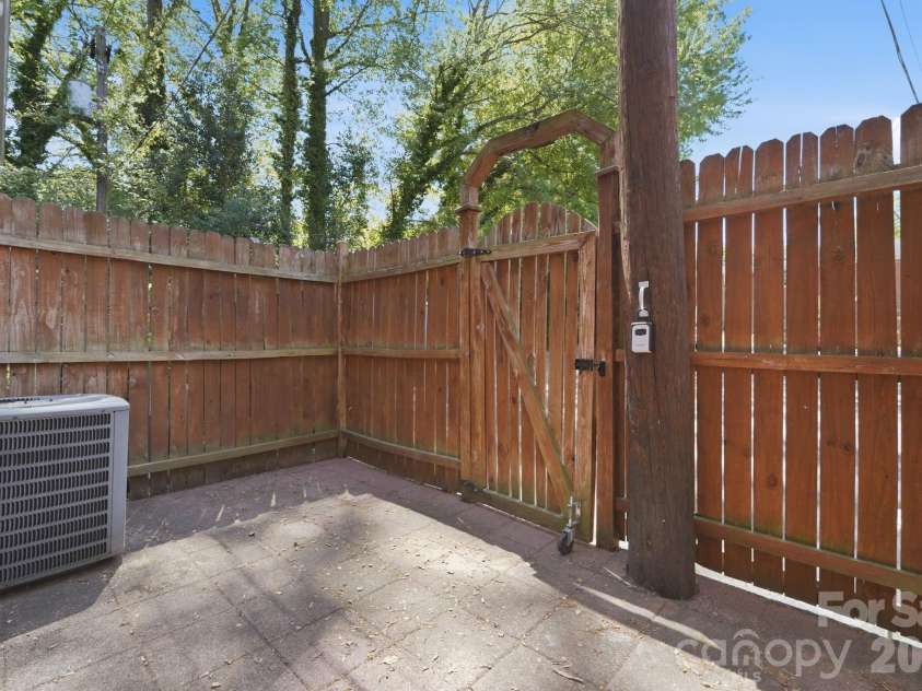 638 Chipley Avenue, Charlotte, NC 28205.  MLS# CAR4370398, YatesRealty ID 17528. 