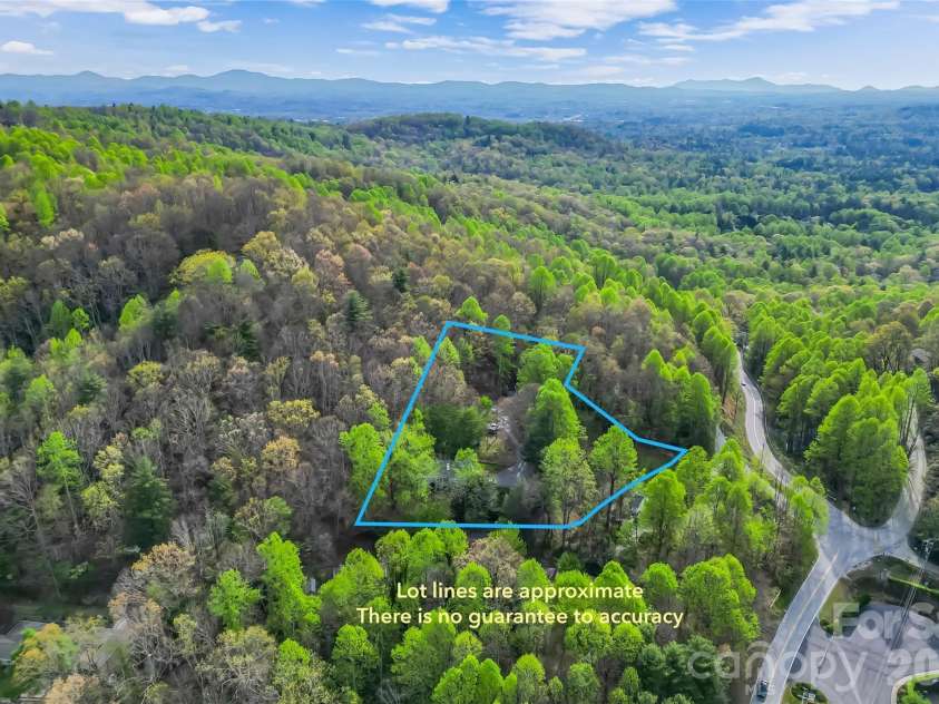 98 Limberlost Drive, Hendersonville, NC 28739.  MLS# CAR4376347, YatesRealty ID 17529. 
